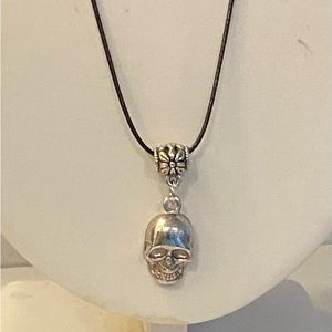 NEW Women’s Silver tone Skull head necklace